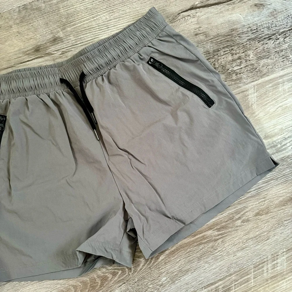 SOLD Gray essential mens short shorts lined
Adjustable waist - Picture 1 of 7